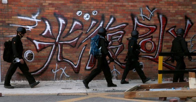 Policía levanta asedio a universidad de Hong Kong