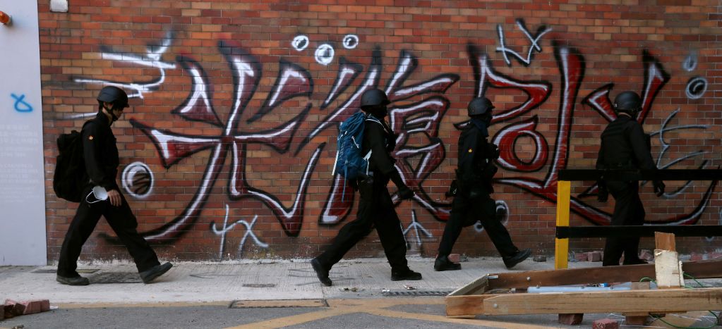 Policía levanta asedio a universidad de Hong Kong