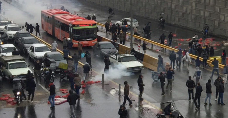 Protestas en Irán tras un incremento en el precio de la gasolina | Video
