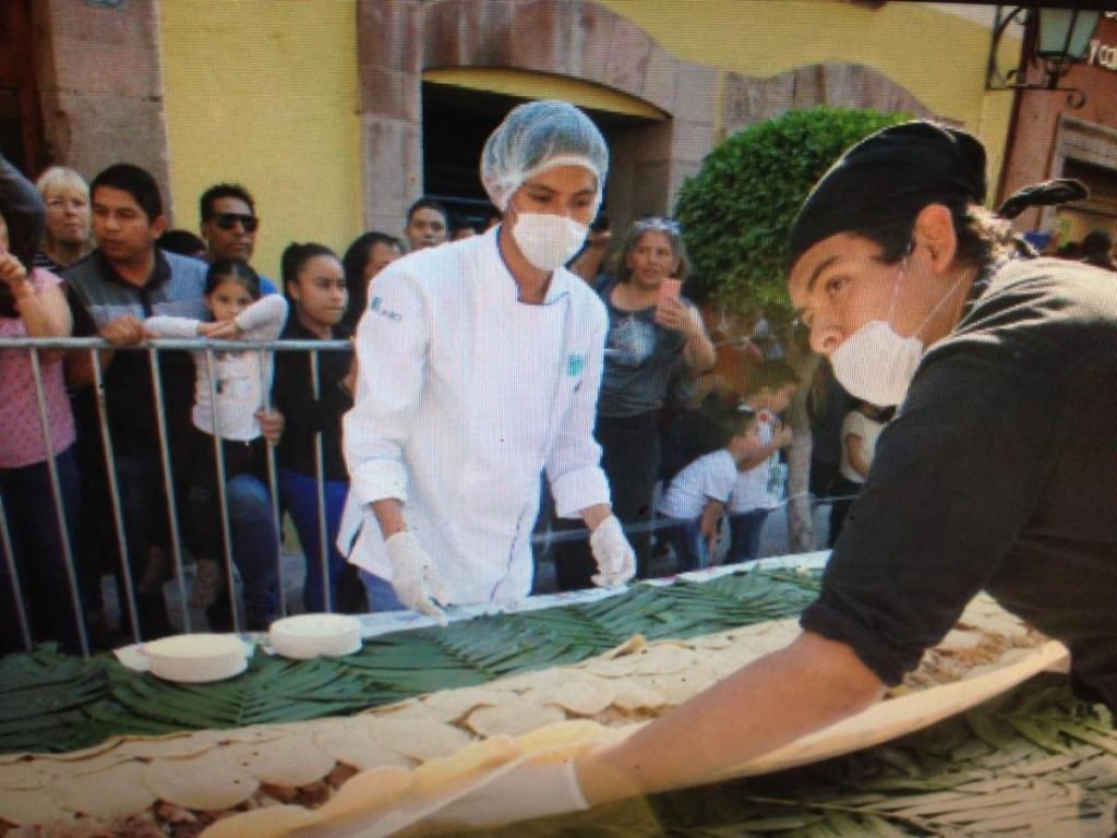 Querétaro logra record Guinness con el taco de carnitas más grande del mundo, midió 102 metros