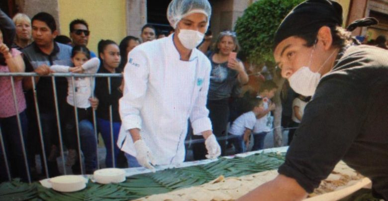Querétaro logra record Guinness con el taco de carnitas más grande del mundo, midió 102 metros