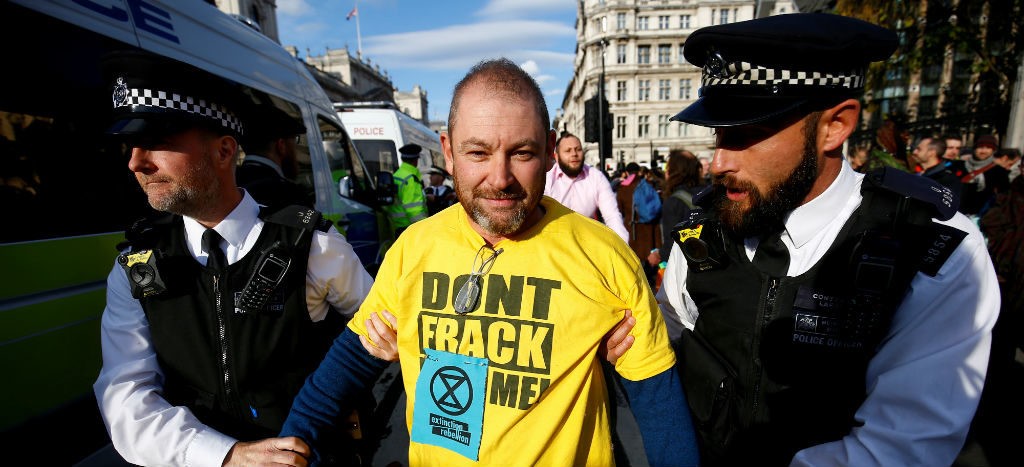 Reino Unido anuncia prohibición del fracking; Corbyn señala “estrategia electoral” | Video