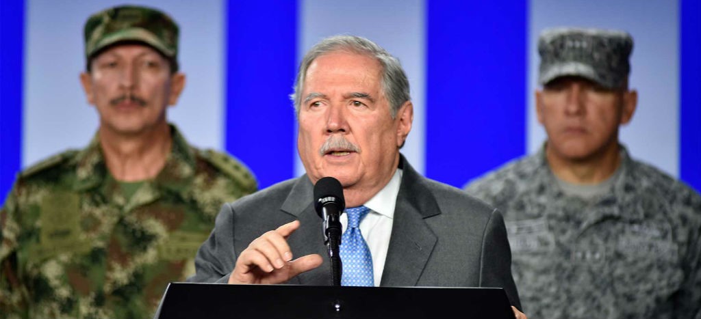 Renuncia ministro de Defensa de Colombia tras confirmarse muerte de 8 menores de edad en bombardeo