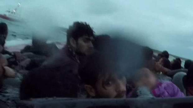 Conmueve: el dramático rescate de niños migrantes en el mar