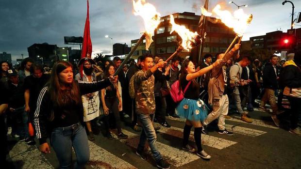 Colombia: estudiantes disfrazados protestan contra la violencia en su país