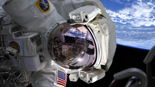 Histórico: mujeres caminan en el espacio a 17,000 millas por hora