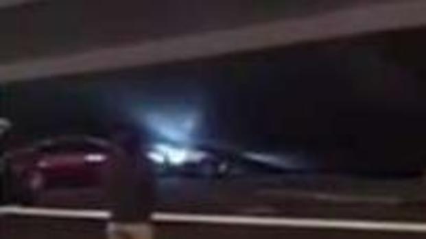 Captan el instante en que puente se desploma sobre vehículos