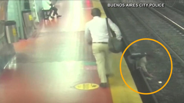 [TLMD - NATL] De infarto: cayó a rieles del metro por una insólita razón