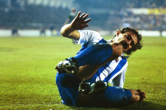 Satrústegui, caído, en una de sus múltiples batallas futbolísticas