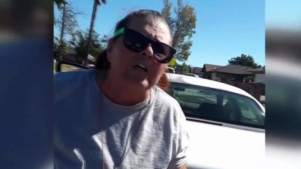 [TLMD - NAT] "Devuélvase a México": ataque racista a hispana captado en cámara