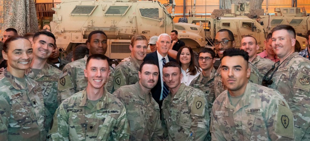 “Feliz Día de Acción de gracias”: Mike Pence en visita no anunciada a Irak