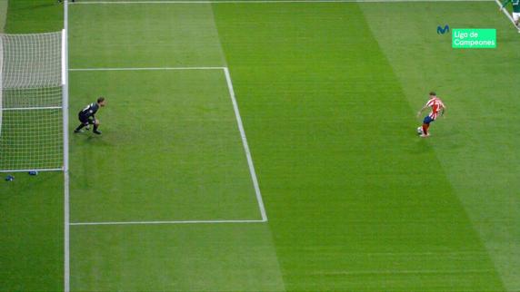 Trippier en el instante que golpea el balón durante el lanzamiento de penalti