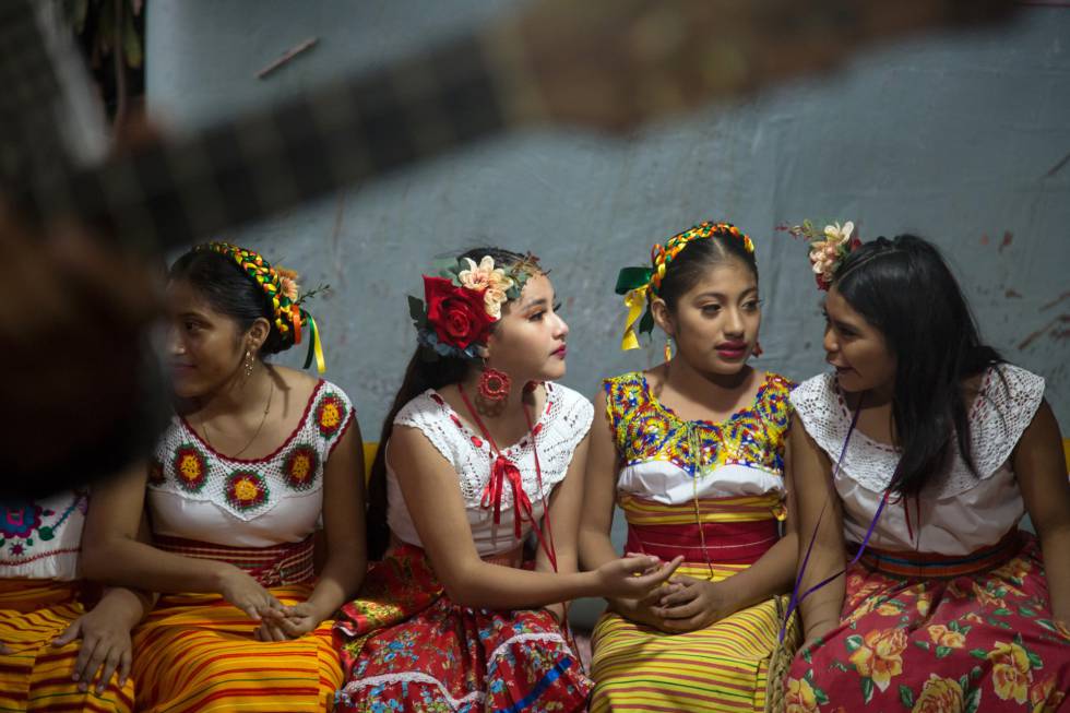 Niñas de Jaltipan esperan su turno para bailar durante un fandango.