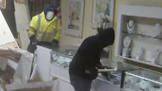 Increíble: encapuchados estrellan camioneta contra joyería