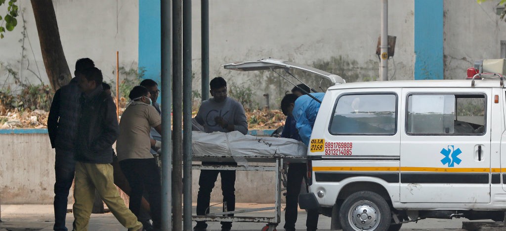 Al menos 43 muertos por incendio en un taller en Nueva Delhi