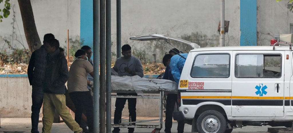 Al menos 43 muertos por incendio en un taller en Nueva Delhi