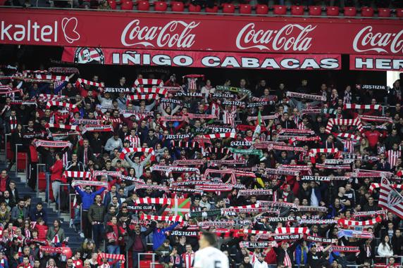 Aspecto de la grada de animación de San Mamés durante el Athletic-Granada. FOTO: Juan Echeverría