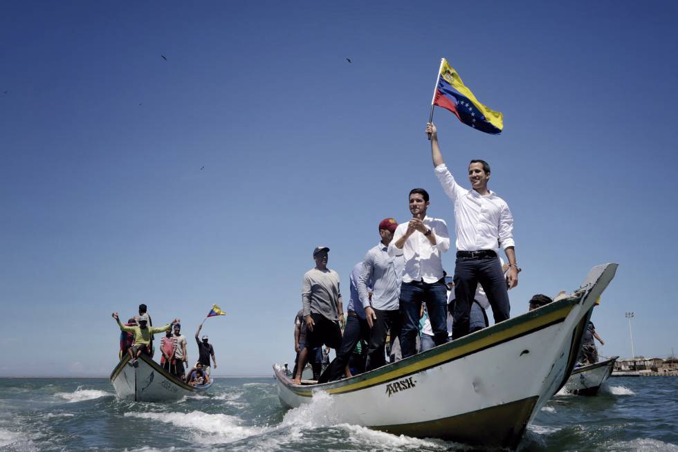 El líder de la oposición venezolana Juan Guaidó, a su llegada a Porlamar, en la isla de Margarita (Venezuela), el 18 de julio. Guaidó, reconocido como presidente encargado por multitud de países, entre ellos España, busca desbancar del poder a Nicolás Maduro, a cuyo Gobierno acusa de haber sumido a Venezuela en una crisis humanitaria.
