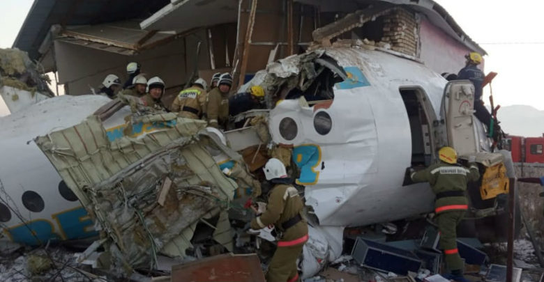 Al menos 12 muertos y decenas de heridos tras accidente de avión en Kazajistán | Video