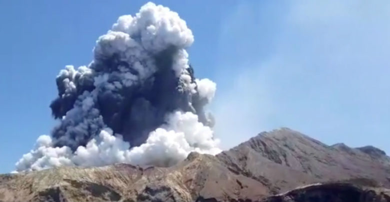 Al menos 5 muertos y varios desaparecidos tras la erupción del volcán Whakaari en Nueva Zelanda | Video