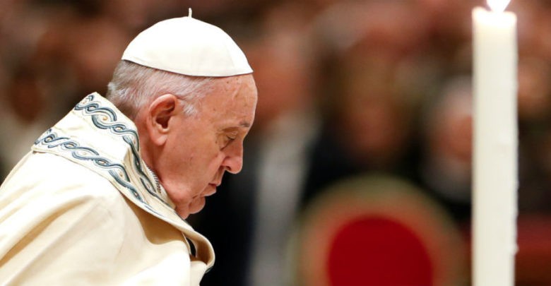 Así reprendió el Papa Francisco a mujer que lo agarró bruscamente de la mano | Video