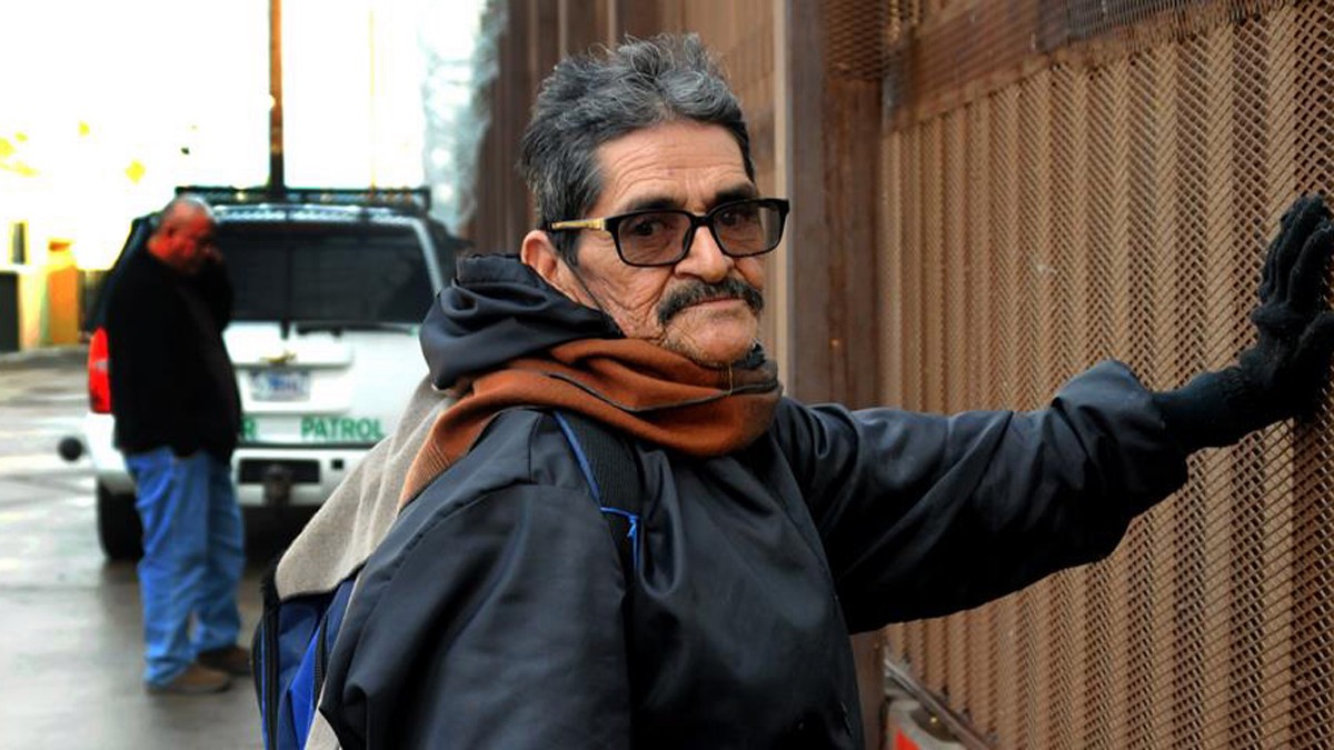 Desgarrador: Celebran las Fiestas de Fin de Año separados por el muro