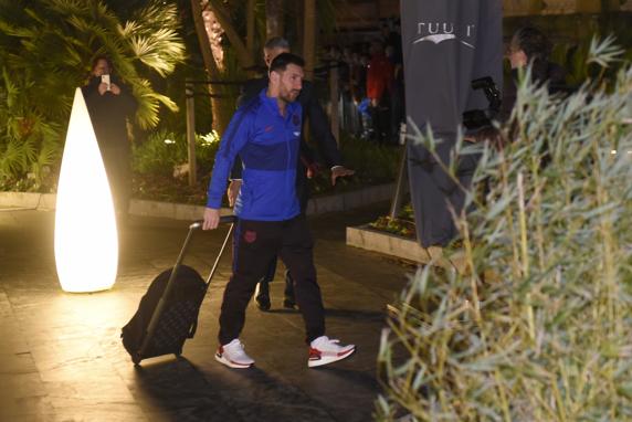 El Barça llega al Hotel Maria Cristina de Donostia. . (Gari Garaialde / Bostok Photo)