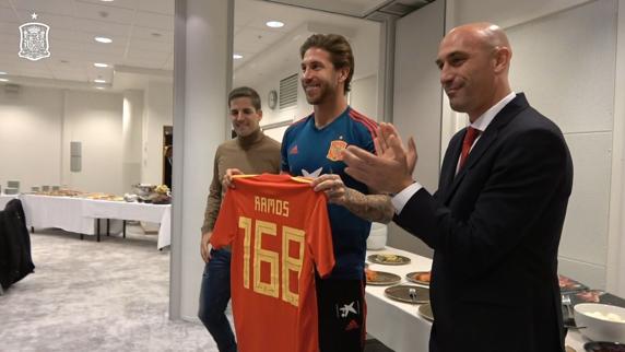 Sergio Ramos, el día que alcanzó los 168 partidos con la Roja, superando los 167 de Iker Casillas