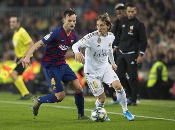 Rakitic y Modric, en un lance del Clásico del 18-D