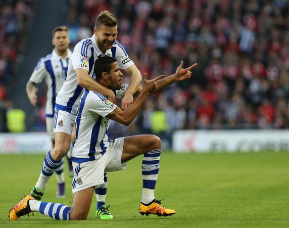Jonathas celebra con Illarra e Iñigo Martínez su gol en San Mamés