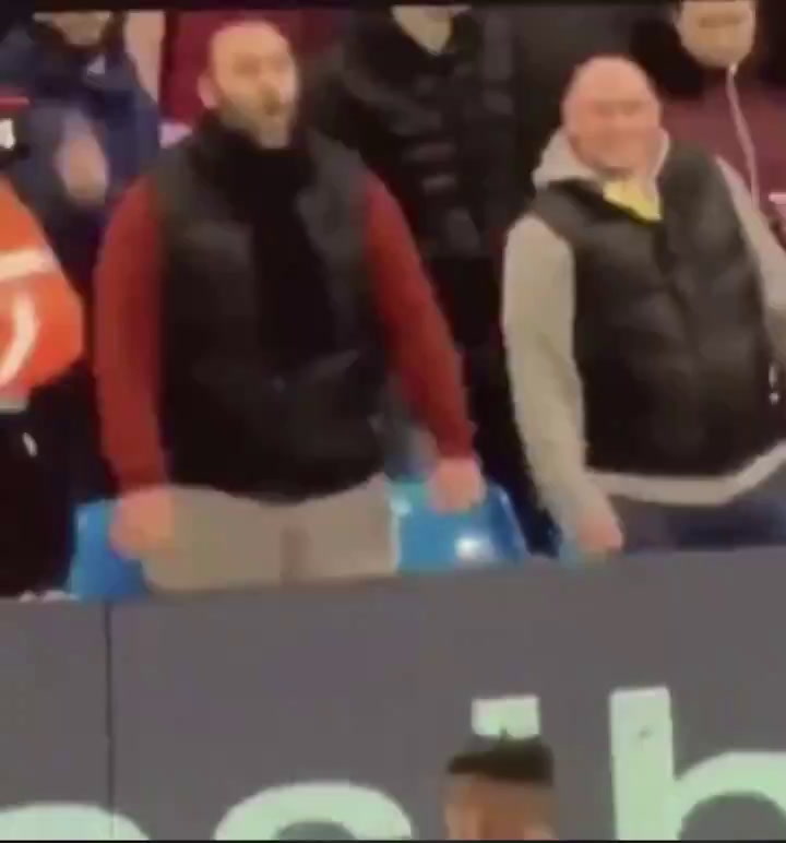 Anthony Burke insulta a Fred en el derbi de Manchester