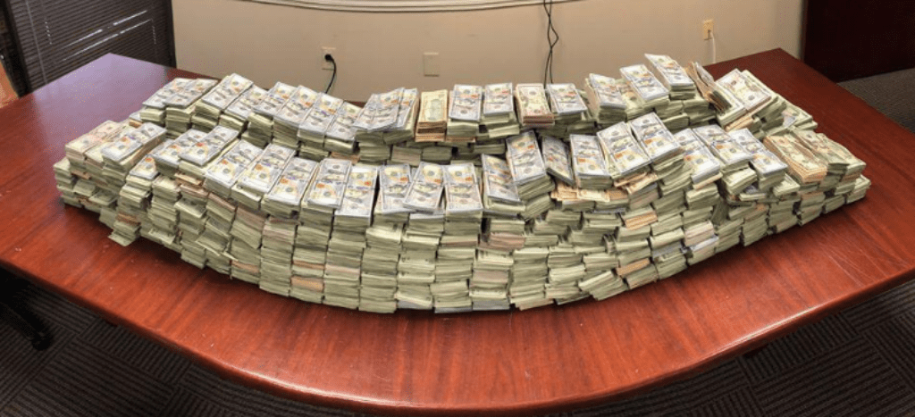 Encuentran en EU 3 millones de dólares en barriles con carne destinada a México