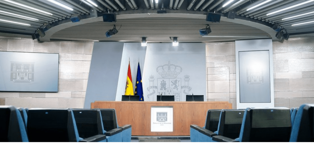 España responde; da 72 horas a tres funcionarios bolivianos para salir del país