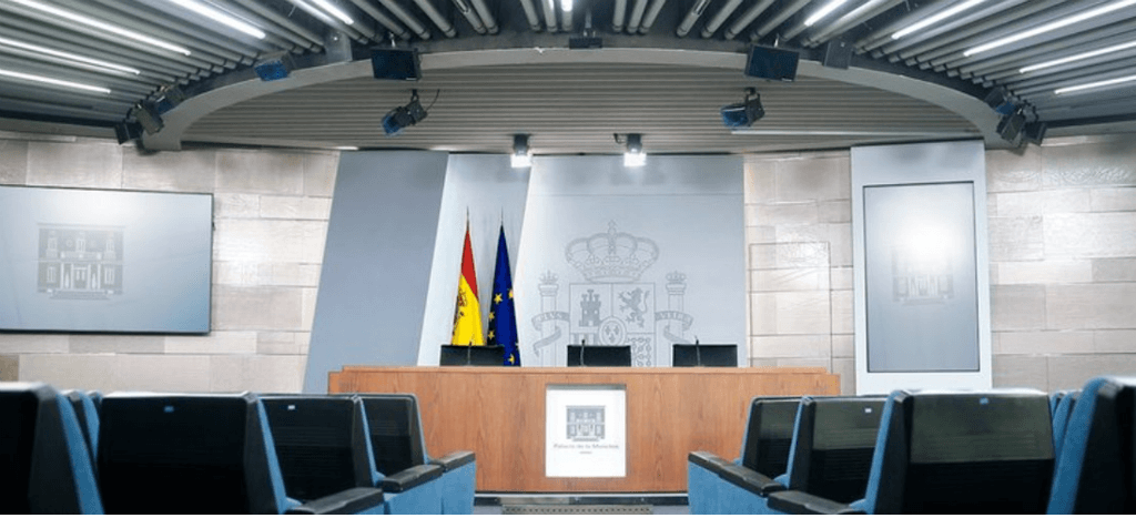 España responde; da 72 horas a tres funcionarios bolivianos para salir del país