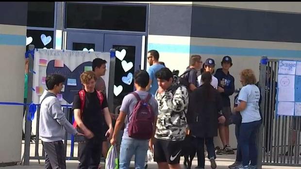 Estudiantes de Saugus regresan por unas horas a escuela