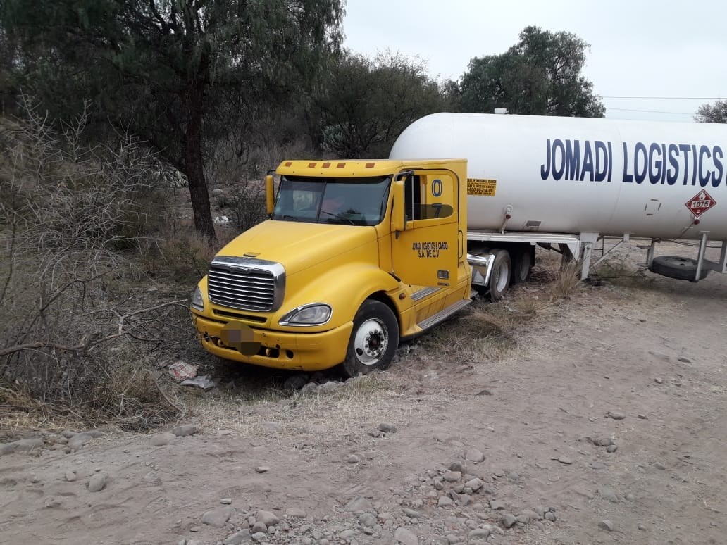 Hallan abandonado tráiler en San Juan del Río, se presume iba “ordeñar” ducto de PEMEX