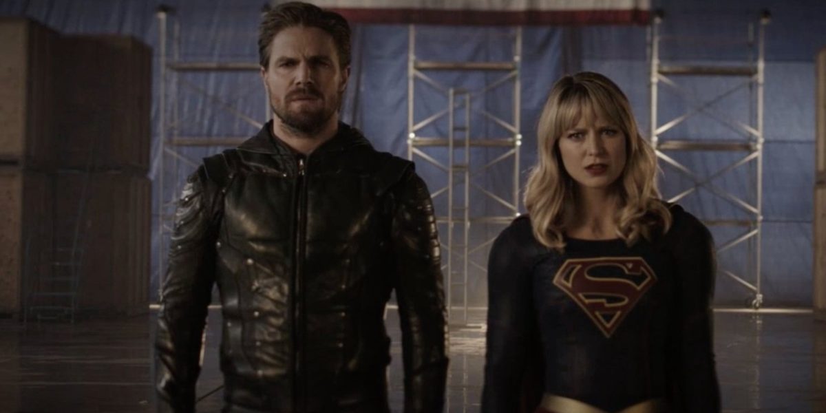 Imagen de Crisis en Tierras Infinitas: Green Arrow y Supergirl Don Old Suits