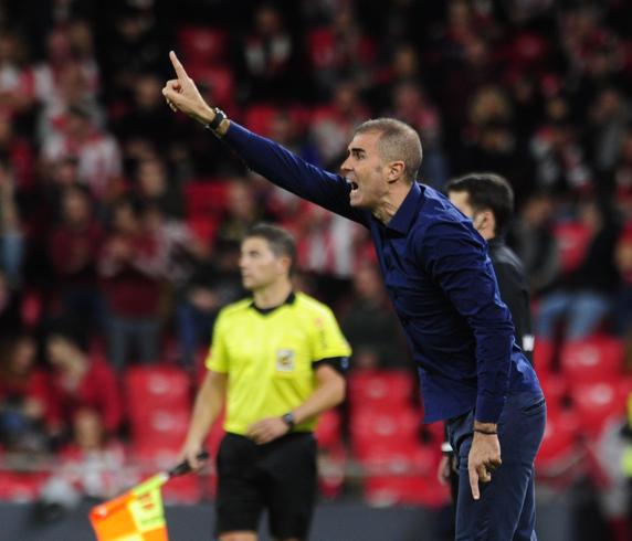 Garitano da instrucciones a sus jugadores durante el duelo frente al Eibar. FOTO: Juan Echeverría
