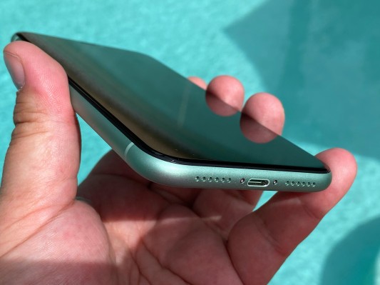 Los futuros iPhones podrían dejar caer los puertos de carga por completo