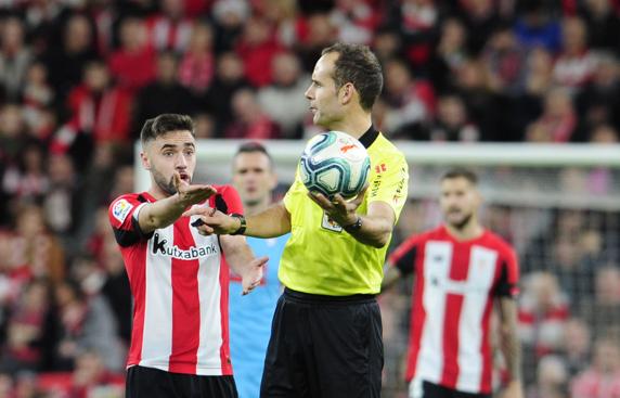 Melero López se dispone a poner en juego un balón a tierra FOTO: Juan Echeverría