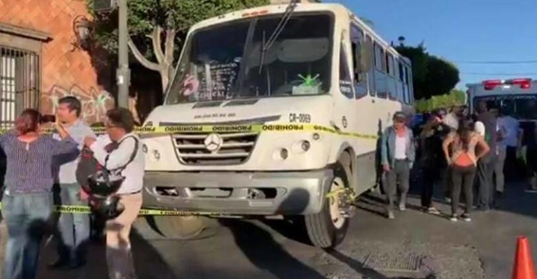 Muere atropellada una mujer por un camión de transporte urbano, chofer fue detenido, en San Juan del Río