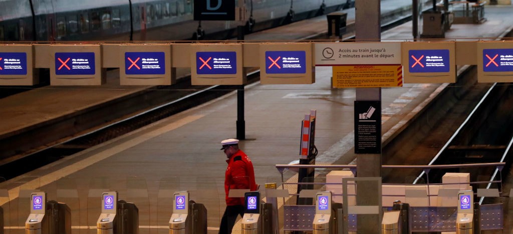 Paralizan sindicatos transporte en Francia por reforma a sistema de pensiones