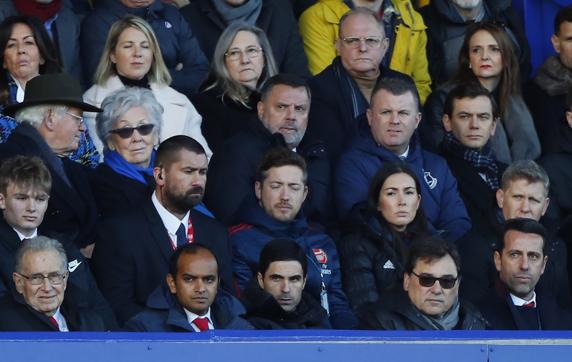 Mikel Arteta junto a Raül Sanllehí.