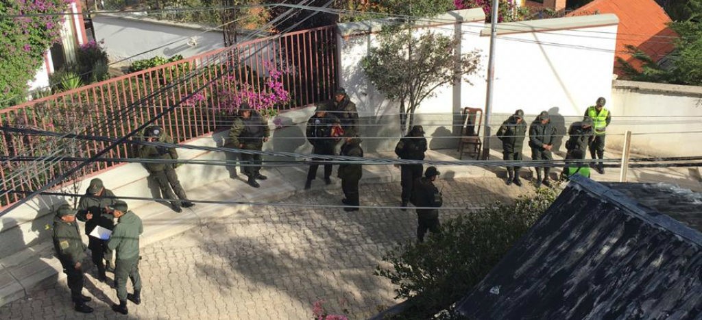 SRE denuncia aumento de vigilancia en embajada mexicana en Bolivia