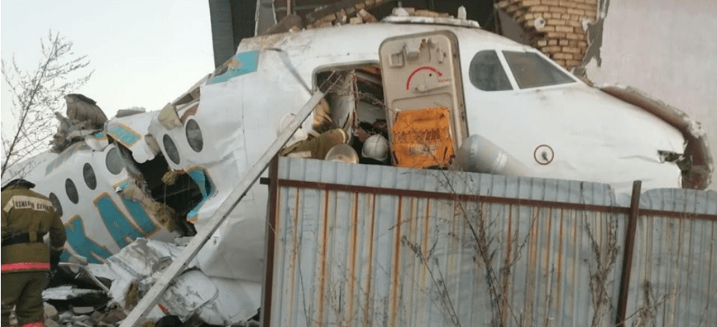 Se estrella avión con 100 personas a bordo contra edificio en Kazajistán; mueren 7 | Video