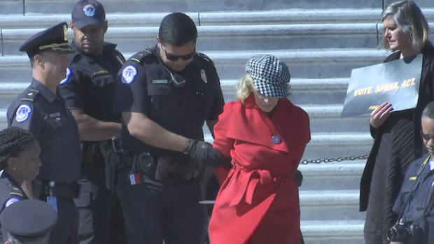 Detienen a Jane Fonda en protesta por el cambio climático