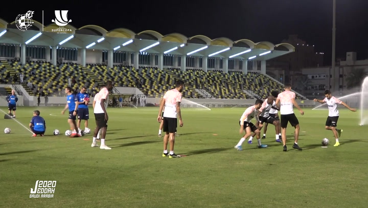 El Valencia se entrena en Arabia Saudí preparando la semifinal ante el Real Madrid