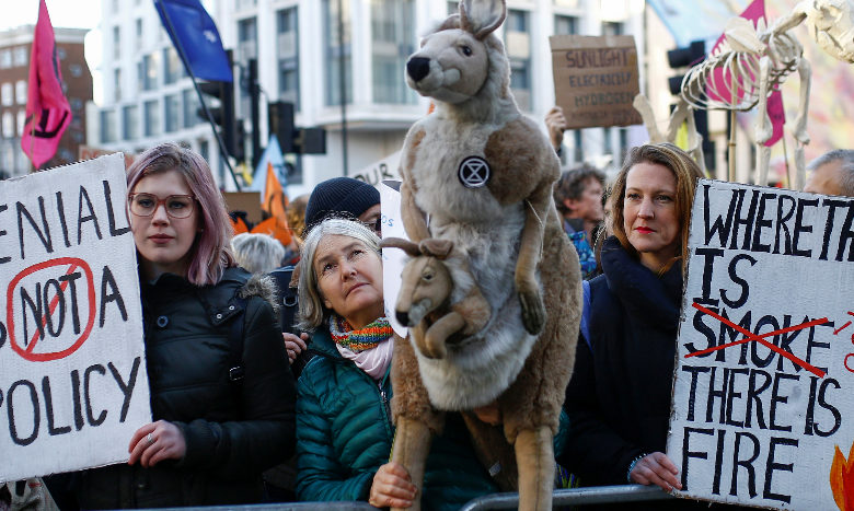 Australianos protestan contra el gobierno mientras incendios avanzan