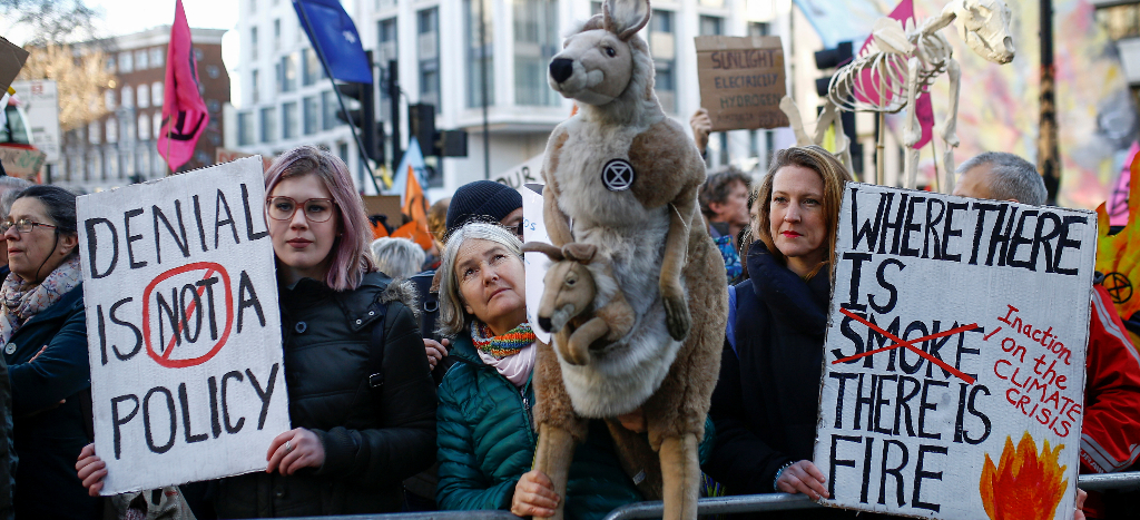 Australianos protestan contra el gobierno mientras incendios avanzan