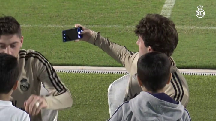 Los jugadores del Real Madrid firmaron autógrafos antes de su partido de la final de la Supercopa Los jugadores del Real Madrid firmaron autógrafos antes de su partido de la final de la Supercopa